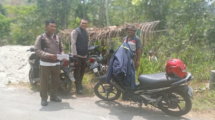 Patroli Dialogis Bhabinkamtibmas di Desa Pong Umpu, Kabupaten Manggarai: Antisipasi Hoaks Jelang Pilkada