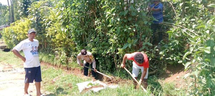 Bhabinkamtibmas Kec. Wae Rii Gelar Kerja Bakti Bersama Warga di Dusun Coco Sangge