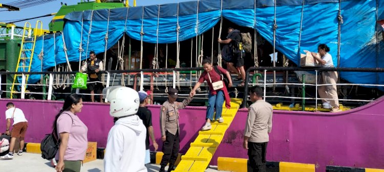 KP3 Laut Pelabuhan Reo Laksanakan Pengamanan Kedatangan Kapal Penumpang KM Nadellyn K