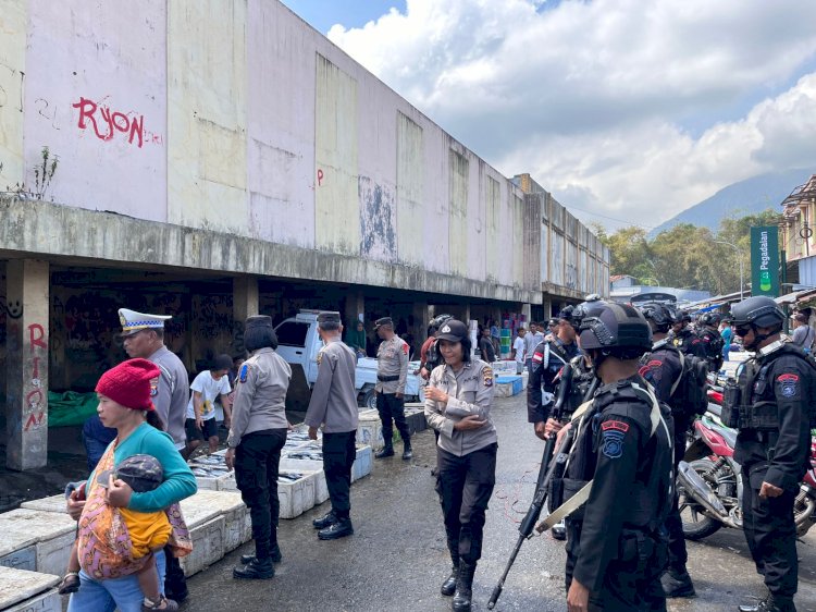 Patroli Gabungan Polres Manggarai bersama Kompi 2 Yon B Pelopor : Harkamtibmas jelang Pilkada.