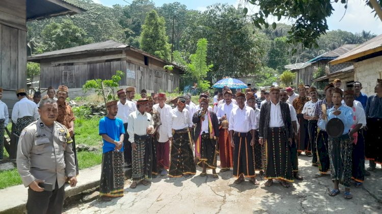 Bhabinkamtibmas Rahong Utara Hadiri dan Amankan Acara Adat Pentang Pitak di Desa Buar