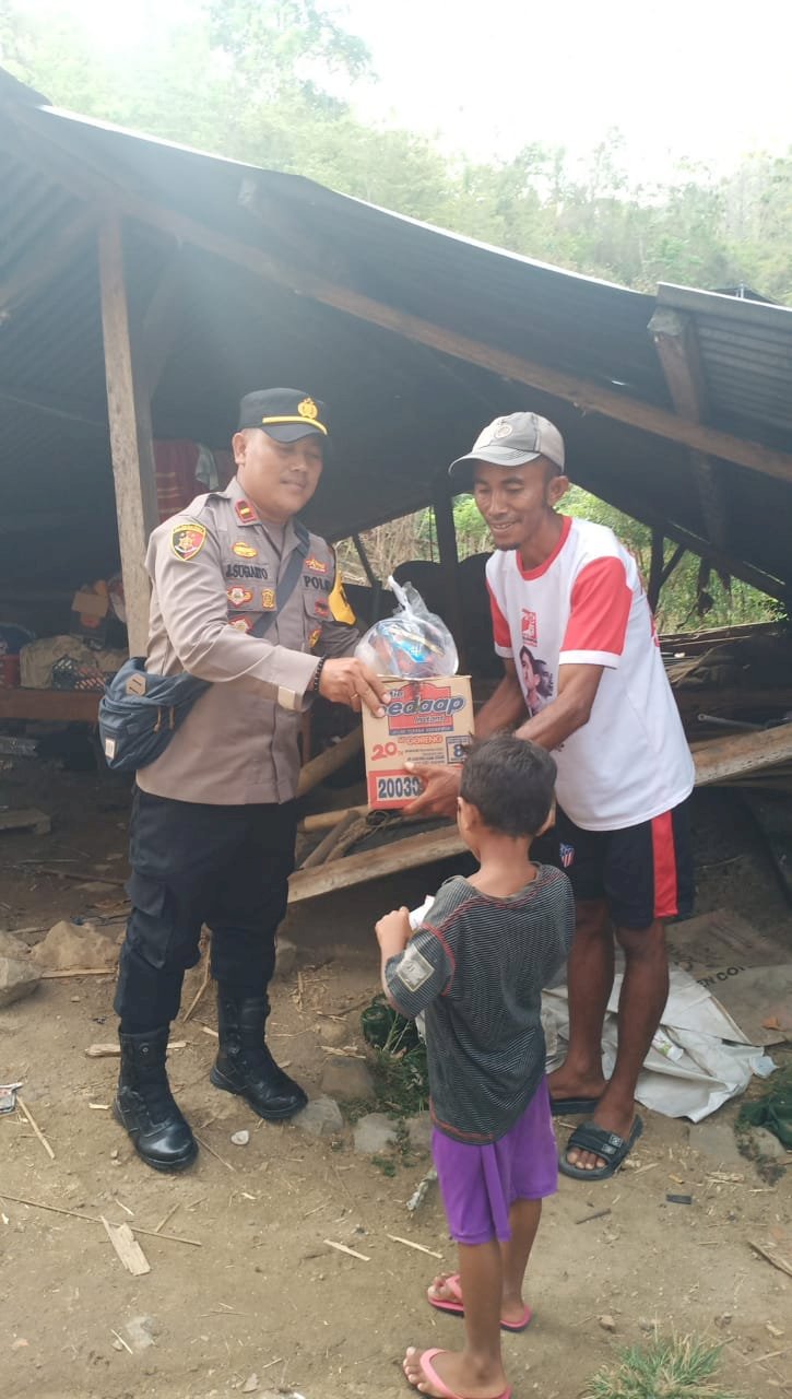 Kapolsek Reo Berikan Bantuan Sosial kepada Korban Bencana Alam di Kecamatan Reok