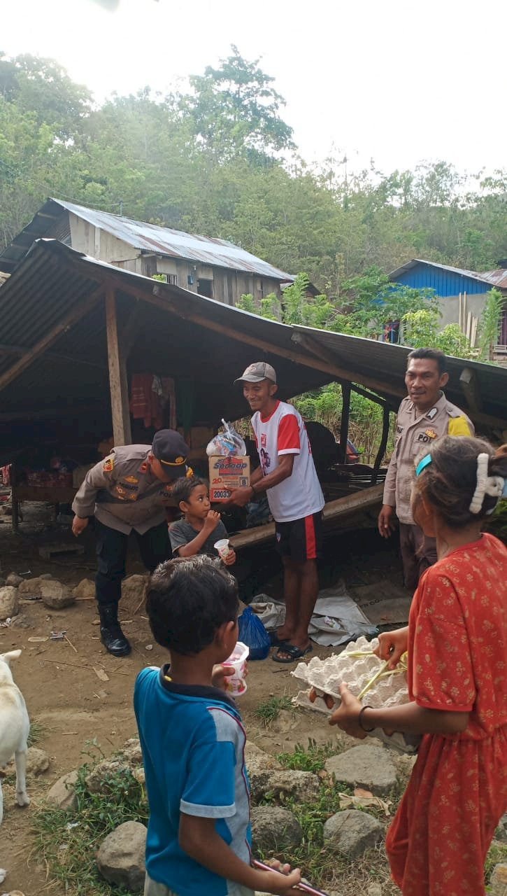 Kapolsek Reo Berikan Bantuan Sosial kepada Korban Bencana Alam di Kecamatan Reok