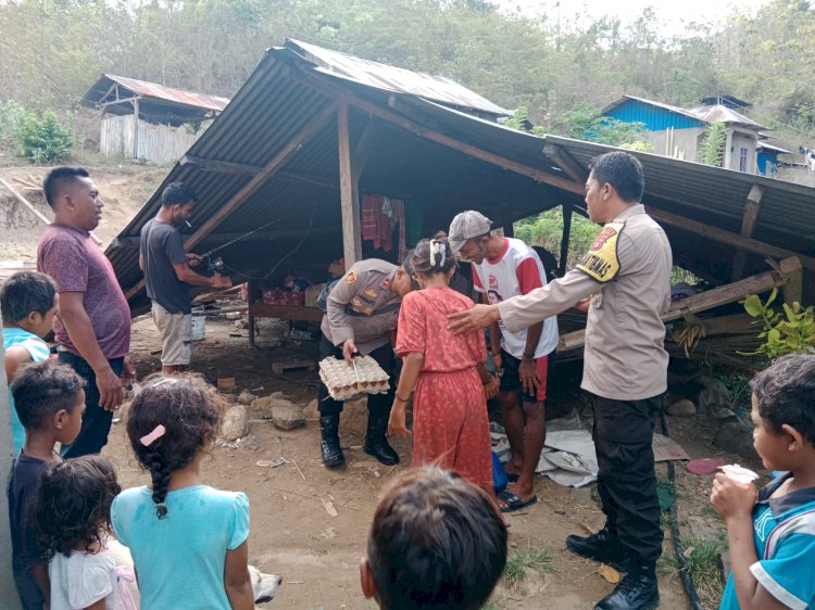 Kapolsek Reo Berikan Bantuan Sosial kepada Korban Bencana Alam di Kecamatan Reok