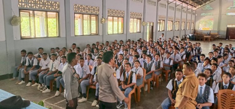 Bhabinkamtibmas Kelurahan Reo dan Kelurahan Baru Gelar Sosialisasi Rekrutmen Anggota Polri Tahun 2025 di SMAK St. Gregorius Reo