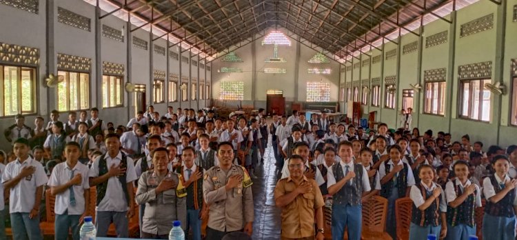 Bhabinkamtibmas Kelurahan Reo dan Kelurahan Baru Gelar Sosialisasi Rekrutmen Anggota Polri Tahun 2025 di SMAK St. Gregorius Reo