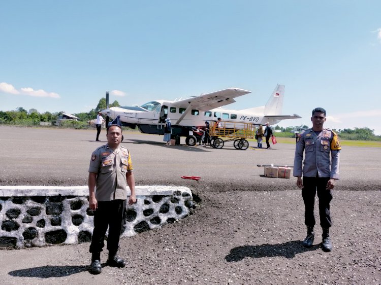 KP3 Udara Frans Sales Lega Laksanakan Pengamanan Terhadap Penerbangan di Bandara Frans Sales Lega Ruteng