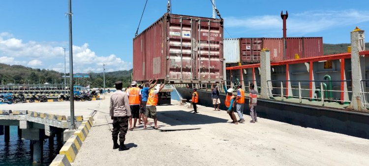 KP3 Laut Pelabuhan Reo Gelar Pengamanan Aktifitas Bongkar Muat di Pelabuhan Laut Kelas II Reo