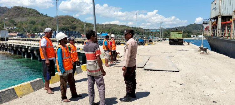 KP3 Laut Pelabuhan Reo Gelar Pengamanan Aktifitas Bongkar Muat di Pelabuhan Laut Kelas II Reo