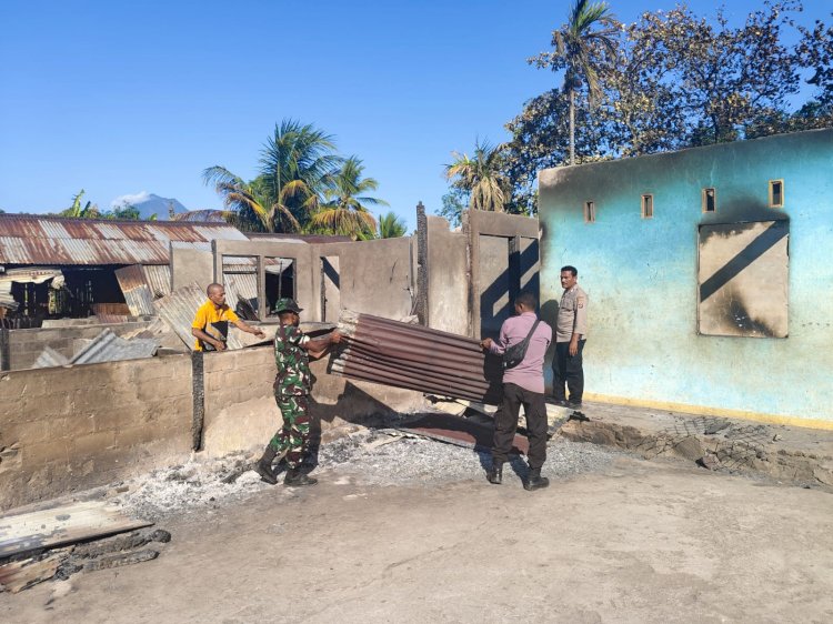 Personel Polres Flotim Bersama TNI Bantu Warga Bersihkan Puing Rumah di Desa Bugalima