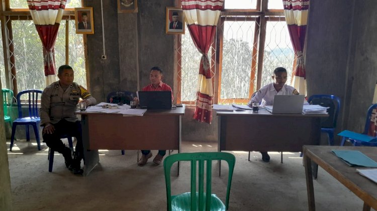 Bhabinkamtibmas Kecamatan Rahong Utara Laksanakan Giat Sambang di Kantor Desa Benteng Tubi