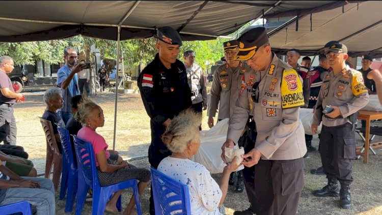 Polda NTT Berbagi Kasih: Salurkan Bantuan Makanan dan Air Minum untuk Warga Terdampak Konflik di Flores Timur