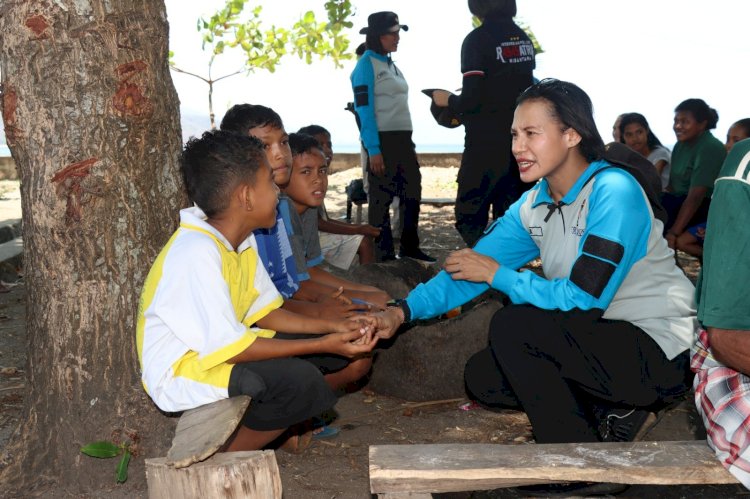 Polwan Polres Flotim Gelar Trauma Healing untuk Anak-Anak Korban Bentrokan di Adonara Barat