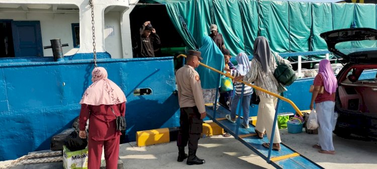 KP3 Laut Pelabuhan Reo Amankan Kedatangan dan Keberangkatan Kapal Penumpang di Pelabuhan Laut Reo