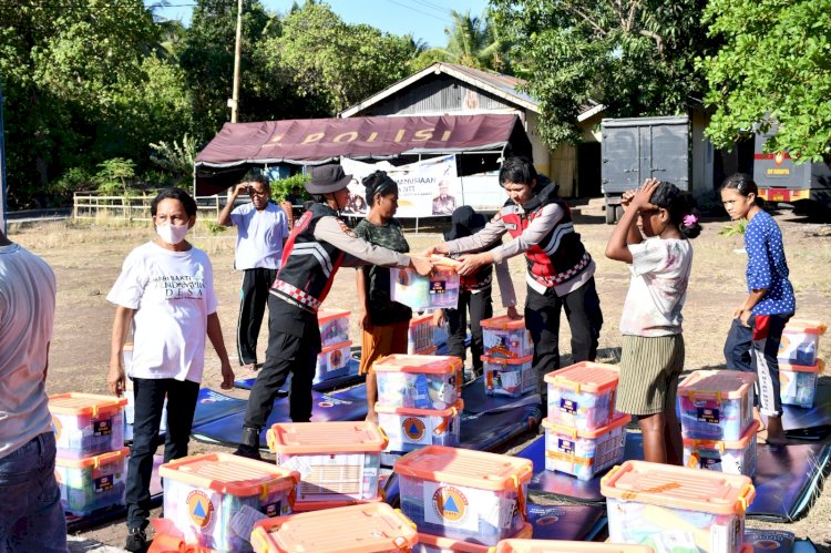 Polwan Dit.Samapta Polda NTT Bagikan Bansos ke Masyarakat Desa Bugalima