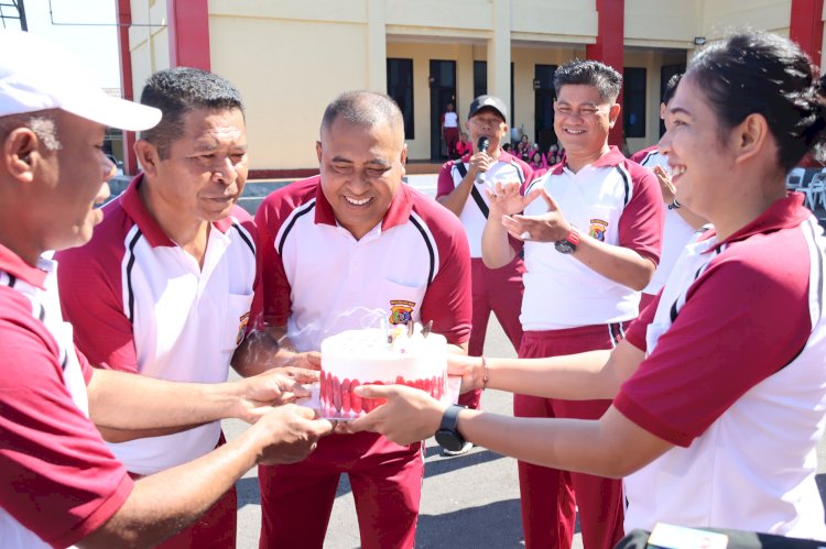 Rayakan Ulang Tahun Personel yang Lahir pada Bulan Oktober, Polres Manggarai Wujudkan Soliditas dan Kekompakan