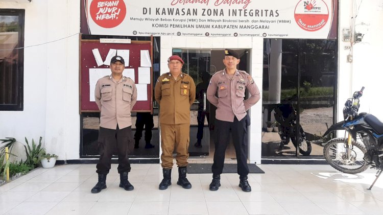 Personel Polres Manggarai Laksanakan Pengamanan di Kantor KPU dalam Tahapan Pilkada Serentak 2024