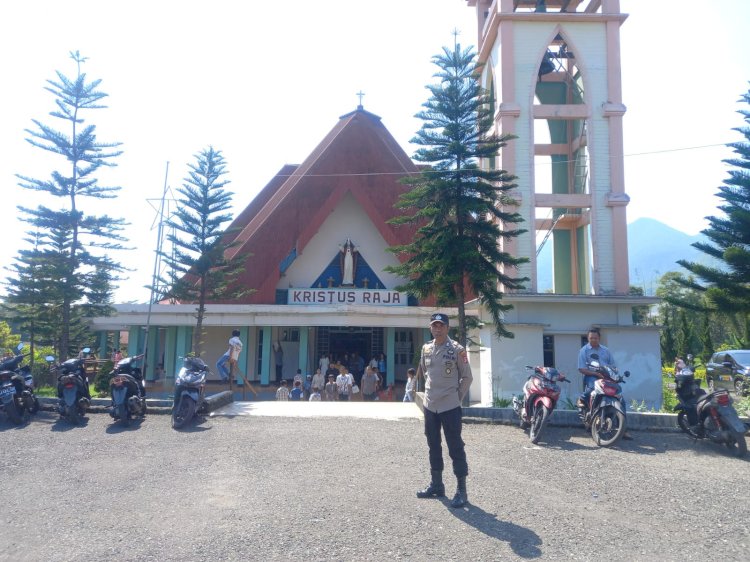 Polres Manggarai Lakukan Pengamanan Ibadah Minggu di Kota Ruteng