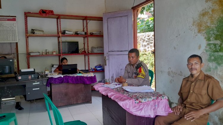 Bhabinkamtibmas Desa Dimpong Gelar Giat Sambang untuk Kordinasi Kamtibmas di Kantor Desa Dimpong