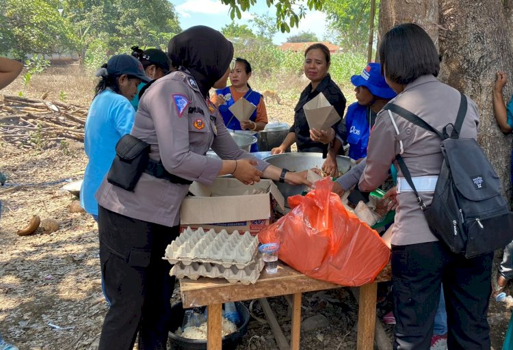 Personel Gabungan Polri dan TNI Masak untuk Pengungsi Erupsi Gunung Lewotobi di Posko Pengungsian Konga