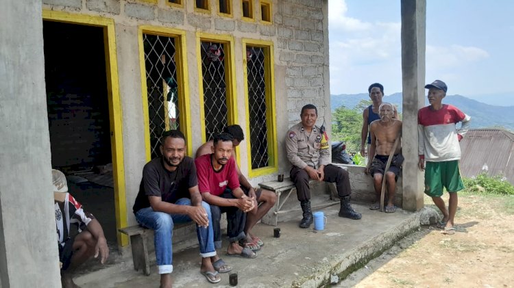 Bhabinkamtibmas di Kampung Dimpong Laksanakan Patroli dan Himbauan Kamtibmas untuk Pencegahan TPPO, HPR, dan Kenakalan Remaja