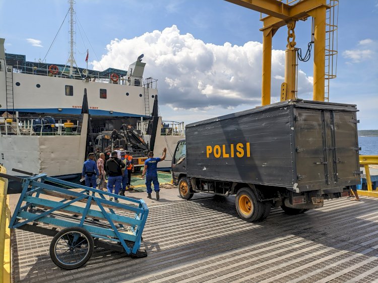 Karoops Polda NTT Lepas 117 Personel BKO untuk Bantu Penanganan Korban Erupsi Gunung Lewotobi