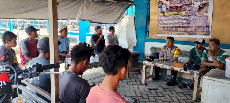 Kapolsek Reo Gelar Jumat Curhat Bersama Warga di Pelabuhan Kedindi, Bahas Situasi Keamanan dan Tata Kelola Pelabuhan