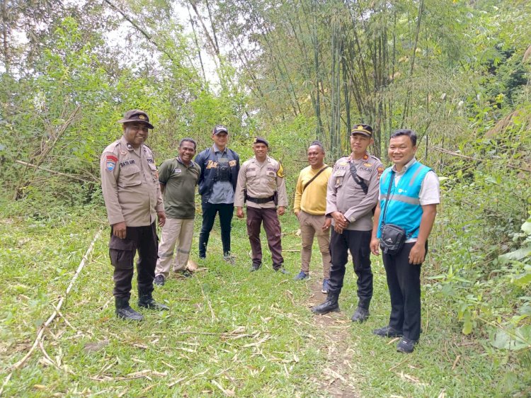 Kapolsek dan Bhabinkamtibmas Kec. Satarmese Mendampingi Survei Jaringan Listrik Oleh Tim PLN di Kecamatan Satarmese