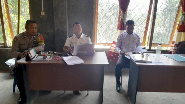 Bhabinkamtibmas Melaksanakan Giat Sambang dan Kordinasi Kamtibmas di Kantor Desa Benteng Tubi, Poka