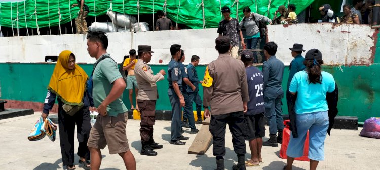 KP3 Laut : Pengamanan Kapal Penumpang di Pelabuhan Laut Reo berlangsung lancar.