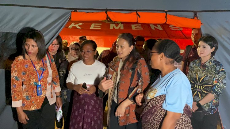 Bawa Keceriaan di Tengah Duka, Ketum Bhayangkari Hibur dan Berikan Mainan untuk Anak-Anak Korban Erupsi Gunung Lewotobi