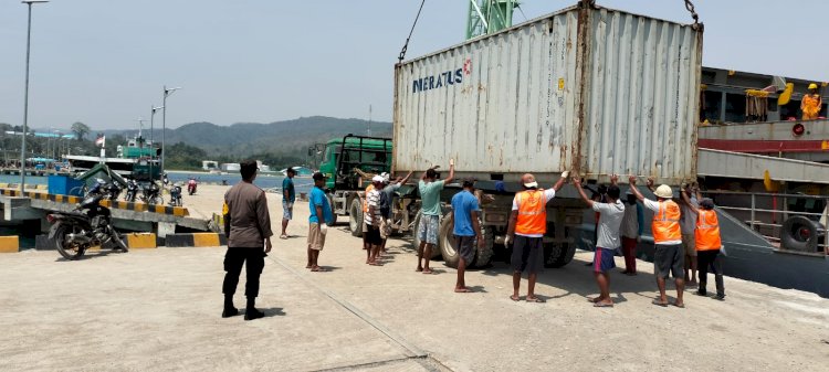 KP3 Laut Pelabuhan Reo Amankan Aktivitas Bongkar Muat di Pelabuhan Laut Kelas II Reo