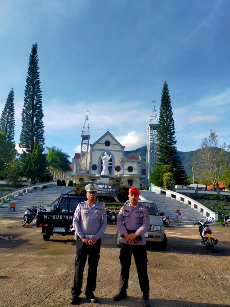 Personil Polres Manggarai Laksanakan Pengamanan Ibadah Minggu di Kota Ruteng