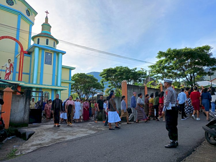 Personil Polres Manggarai Laksanakan Pengamanan Ibadah Minggu di Kota Ruteng