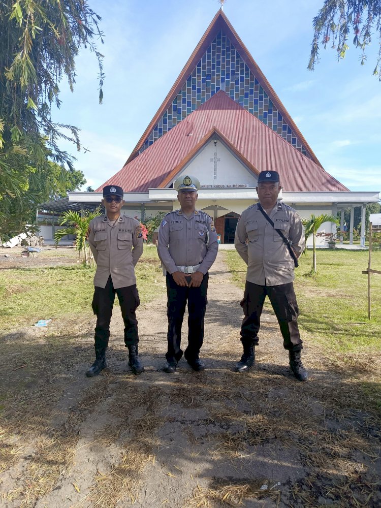 Personil Polres Manggarai Laksanakan Pengamanan Ibadah Minggu di Kota Ruteng