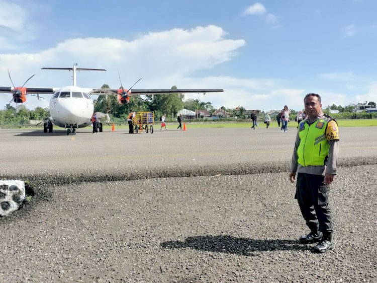 KP3 Udara Frans Sales Lega Ruteng Lakukan Pengamanan Pesawat Penumpang dengan Lancar