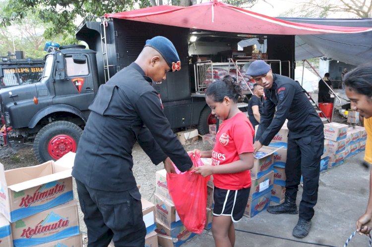 Polda NTT Salurkan Bantuan untuk Masyarakat Terdampak Erupsi Gunung Lewotobi di Flores Timur