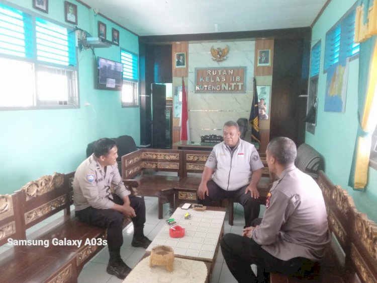 Kanit Binkamsa dan Kanit Bintibsos Sat. Binmas Polres Manggarai Laksanakan Sambang ke Rutan Kelas II B Ruteng