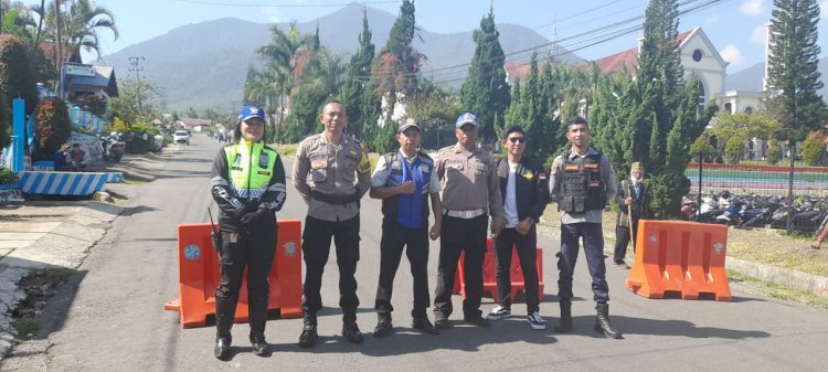 Polres Manggarai Kerahkan Personil untuk Amankan Wisuda di Gedung Asumpta Ruteng