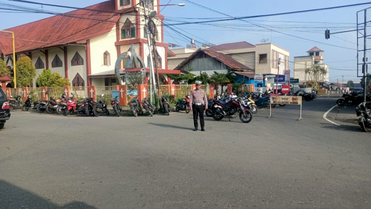 Polres Manggarai Kerahkan Personel untuk Pengamanan Ibadah Minggu di Kota Ruteng