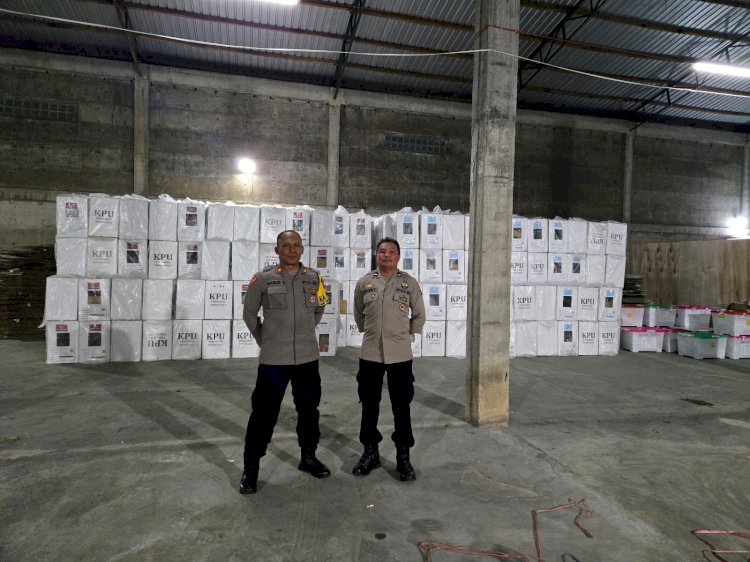 Personil Polres Manggarai Pastikan Kotak Suara Pemilu di Manggarai Tersimpan Aman di Gudang Logistik KPU