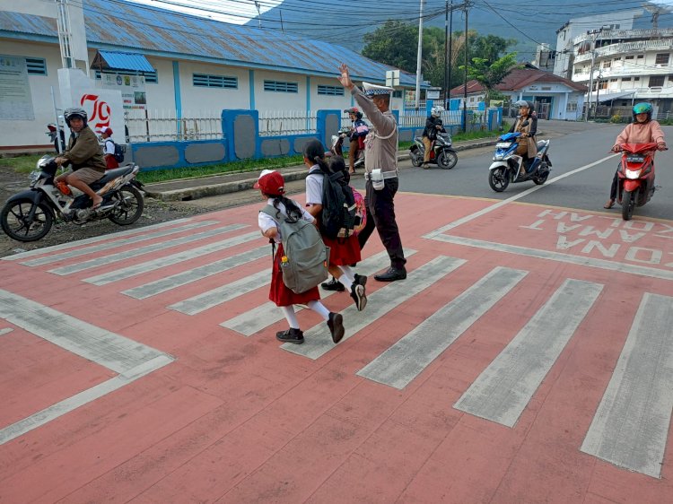 Sat Lantas Polres Manggarai Laksanakan Giat Rutin, Pastikan Kamseltibcarlantas di Kota Ruteng