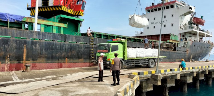 KP3 Laut Reo Amankan Aktivitas Bongkar Muat di Pelabuhan Laut Kelas II Reo