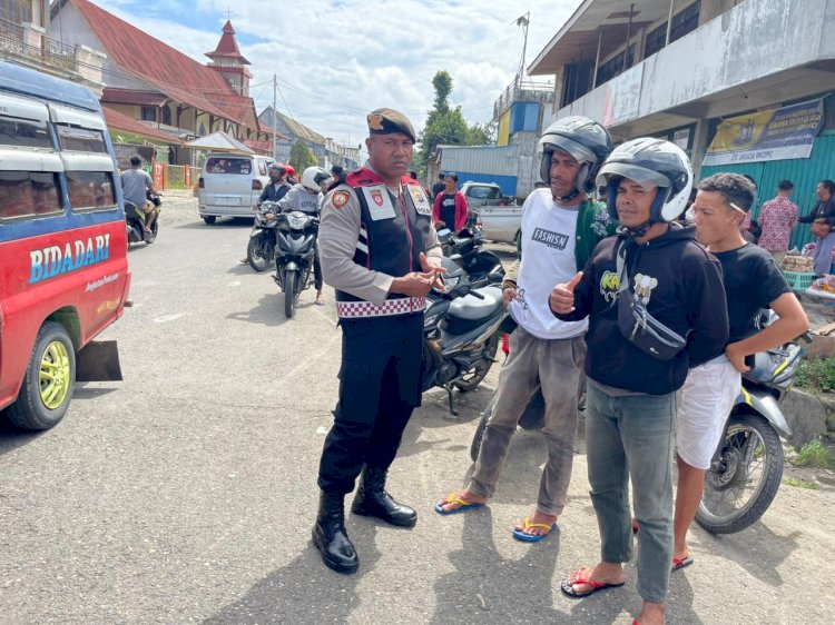 Sat. Samapta Polres Manggarai Laksanakan Patroli Dialogis dan Pengaturan Lalu Lintas di Kota Ruteng