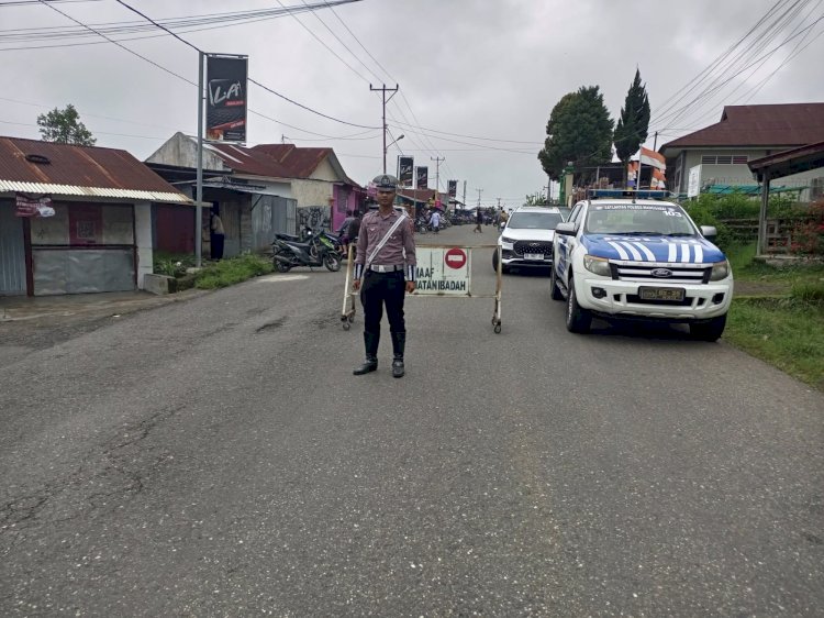 Sat Lantas Polres Manggarai Gelar Pengamanan dan Pengaturan Lalu Lintas di Depan Masjid Baiturahman Saat Sholat Jumat