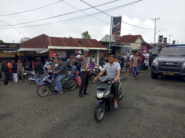 Sat Lantas Polres Manggarai Gelar Pengamanan dan Pengaturan Lalu Lintas di Depan Masjid Baiturahman Saat Sholat Jumat