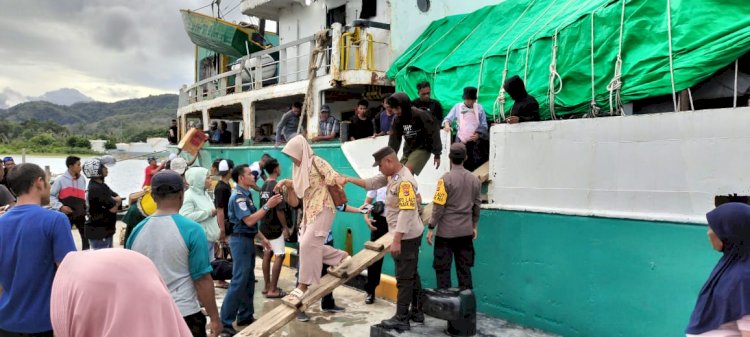 KP3 Laut Pelabuhan Reo Lakukan Pengamanan Kapal Penumpang KM AQUA STAR