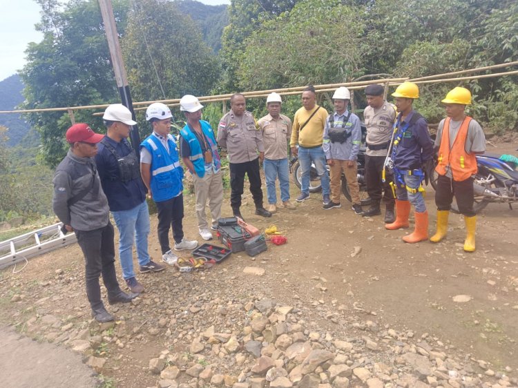 Bhabinkamtibmas lakukan Pengamanan dan Pengawalan Kegiatan Komisioning Tes Jaringan Listrik PLN di Dusun Rebak, Desa Mocok, Kecamatan Satarmese