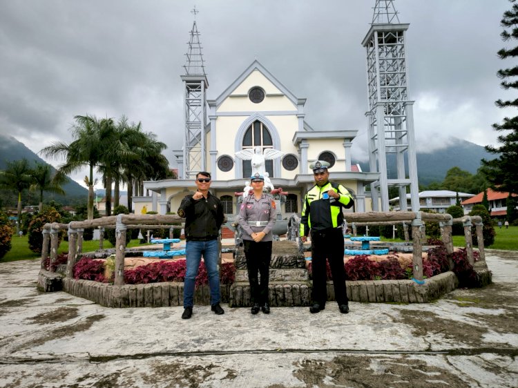 Personel Polres Manggarai Laksanakan Pengamanan Ibadah Minggu di Kota Ruteng