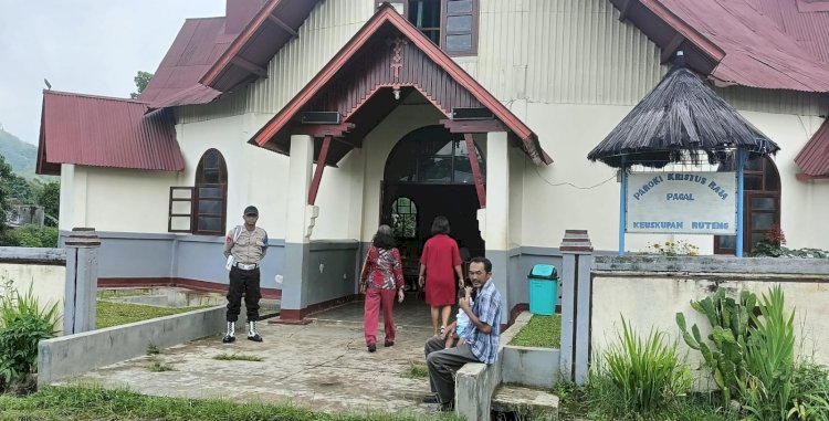 Polsek Cibal Laksanakan Pengamanan Perayaan Misa di Gereja Paroki Kristus Raja Pagal